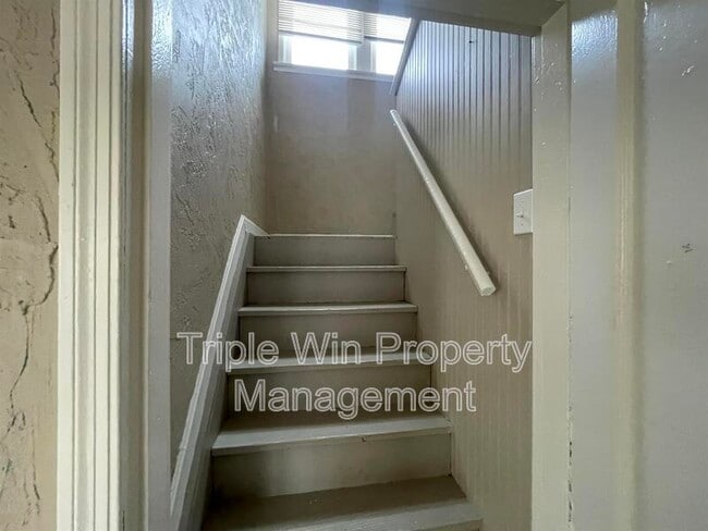 Building Photo - 19 S Schlueter Ave