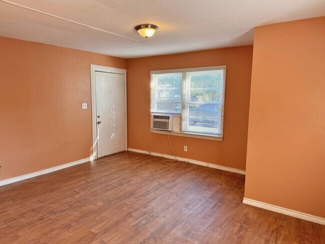 Building Photo - Affordable 2 Bed 1 Bath in Sunnyside Heights