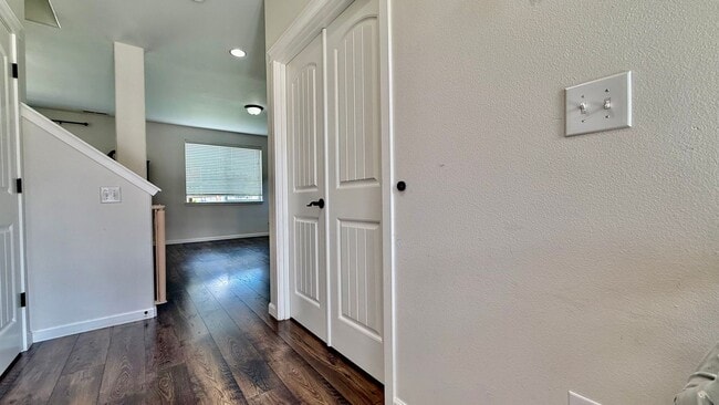 Building Photo - 3 Bedrooms Plus Loft with Fenced Yard & Co...