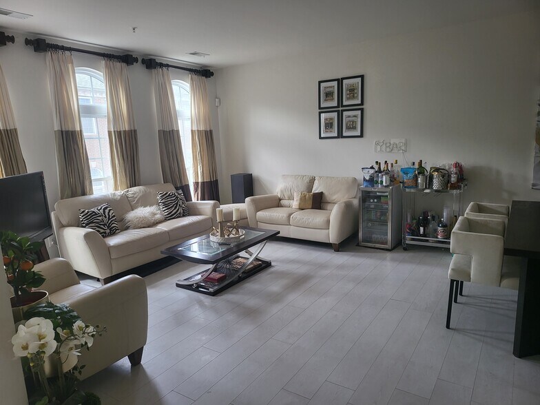 Living room - 4456B Beacon Grove Cir