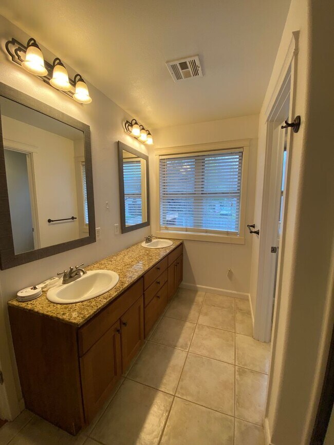 Building Photo - Spacious Back Yard - 4 Bedroom 2 1/2 Bath ...