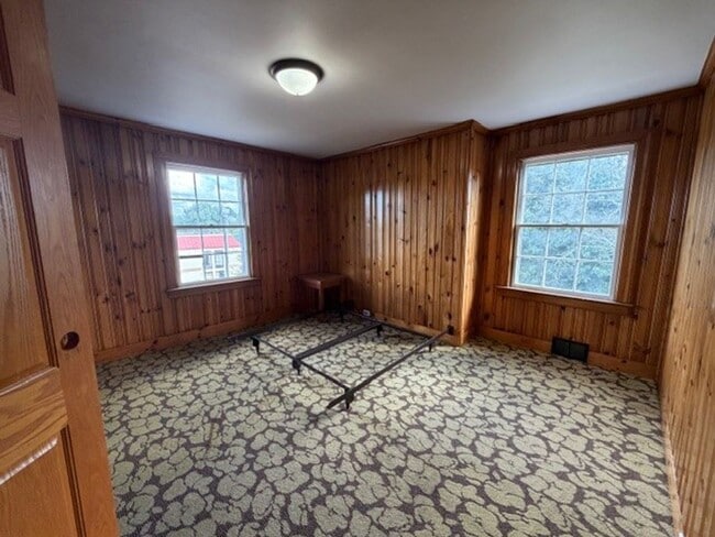 Building Photo - 3 bedroom 2 bed available NOW!