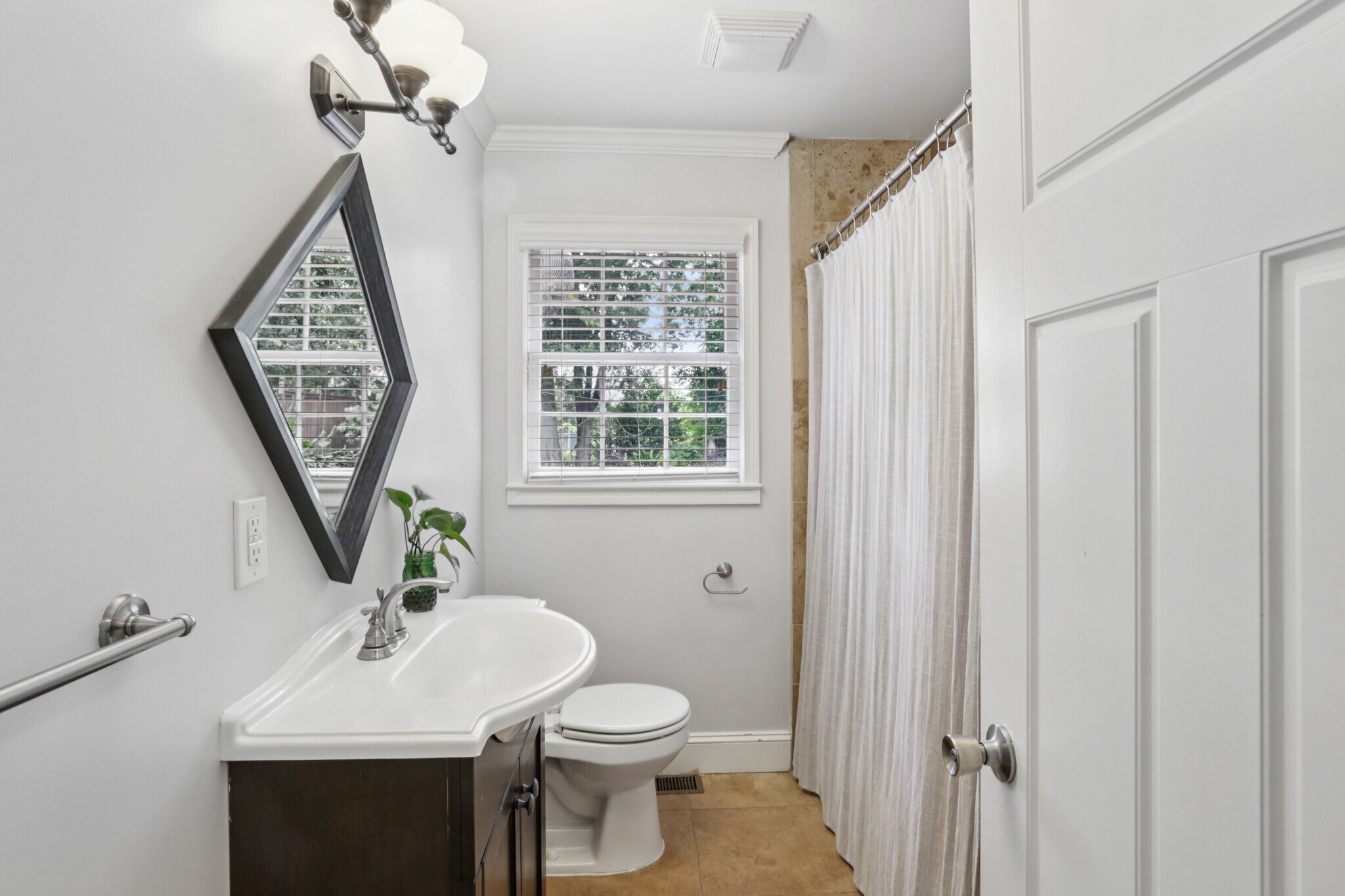 Full bath with shower/tub on the main floor next to bedrooms. - 781 Rosedale Ave SE