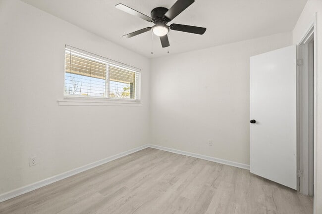 Building Photo - Newly Renovated 4/5 Bed 2 Bath in South Houston!