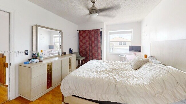 Building Photo - 8422 SW 44th Pl