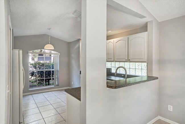 Building Photo - 1033 Lake Davenport Blvd