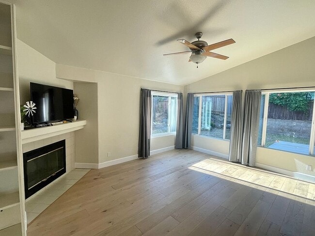 Building Photo - 360 Hansen Cir