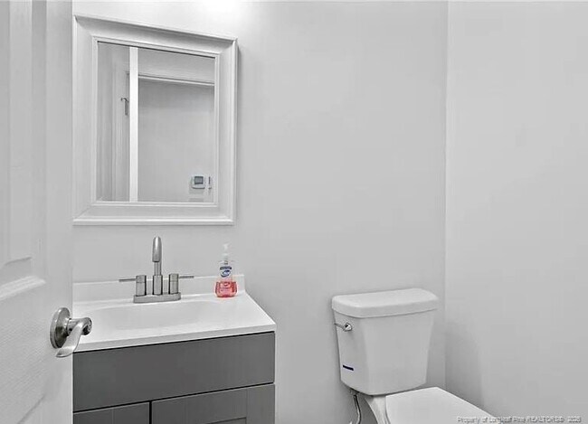 Building Photo - 150 Della Dr