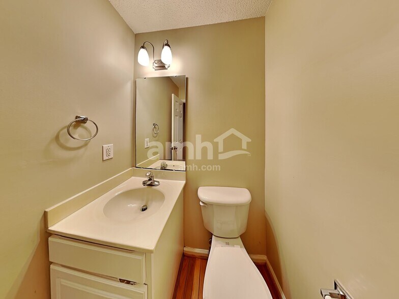 Building Photo - 104 Trailing Oak Trl