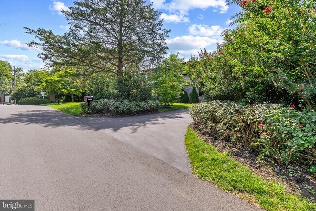 Building Photo - 1513 Oakview Dr
