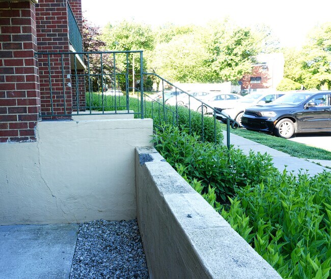 Front Porch - 1663 N Forest Park Ave