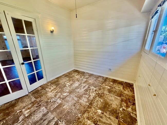 Building Photo - South Park Cottage Charm – 2BR/1BA with Bonus Room, Gated Yard & Garden Bed, Small Pets Welcome!