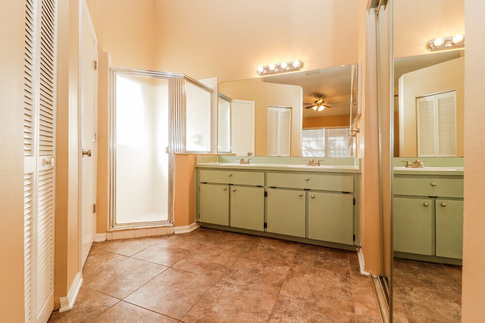Building Photo - 10244 Rainbow Oaks Dr