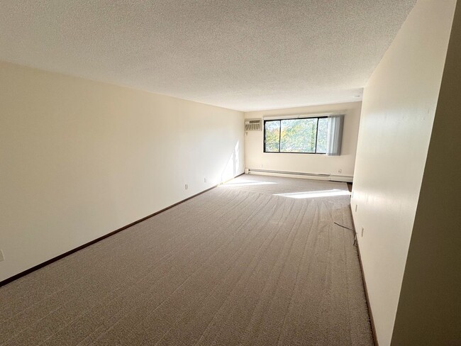 Building Photo - Cedarwood Condos - Cable, Internet & Under...