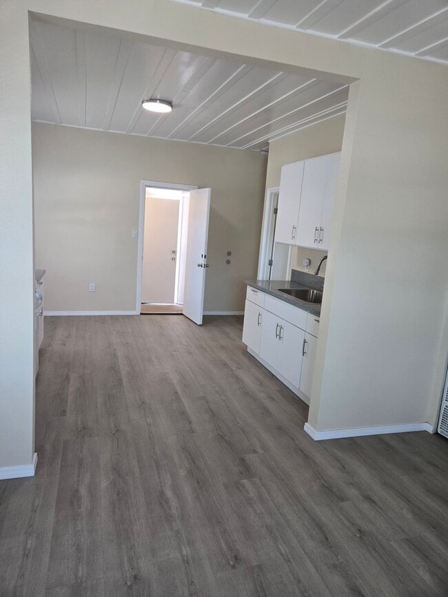 Building Photo - 1201 Saticoy St
