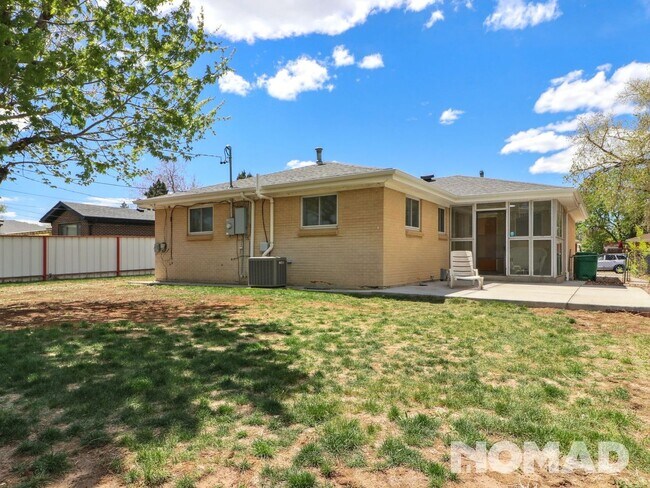 Building Photo - 6 Bedroom Single Family Home in Aurora
