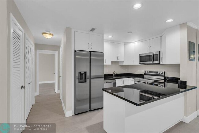 Building Photo - 6319 Bay Club Dr