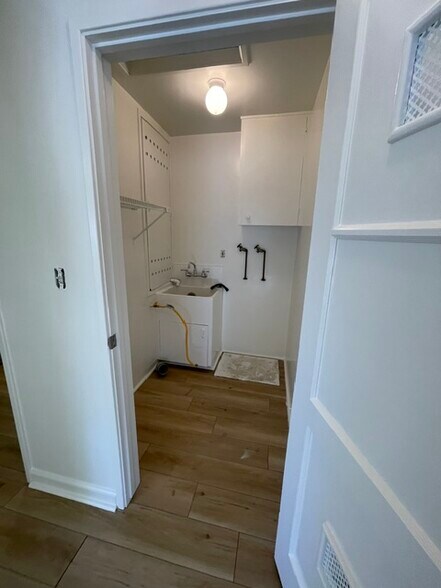 Building Photo - 2563 Treasure Dr