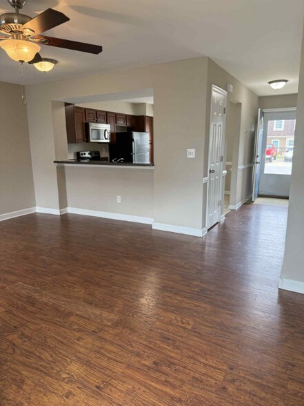 Building Photo - 1374 Battleford Dr