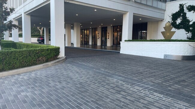 Porte Cochere - 7135 Hollywood Blvd
