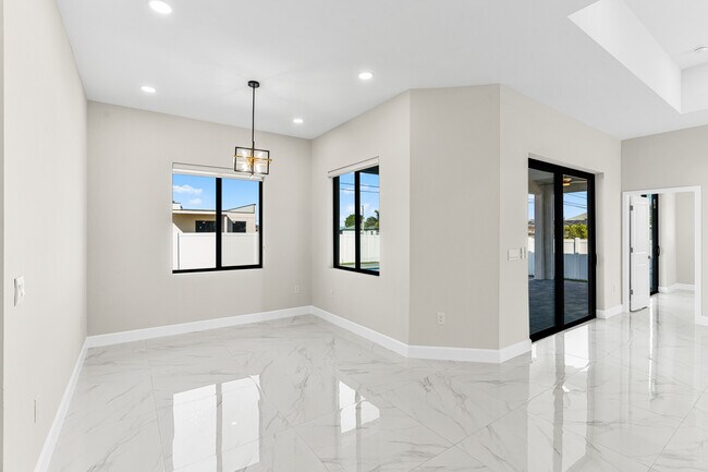 Building Photo - 2014 NE 9th Ave