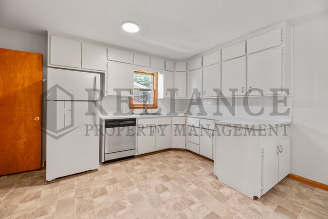 Building Photo - 1022 S Capri Ln