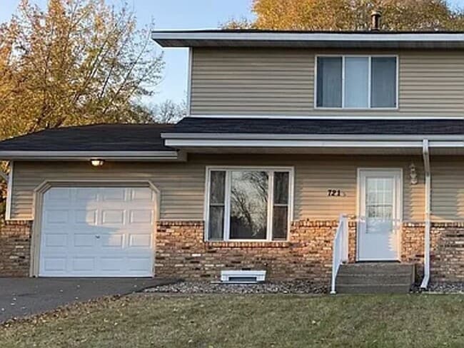 Building Photo - 721 Circle Dr