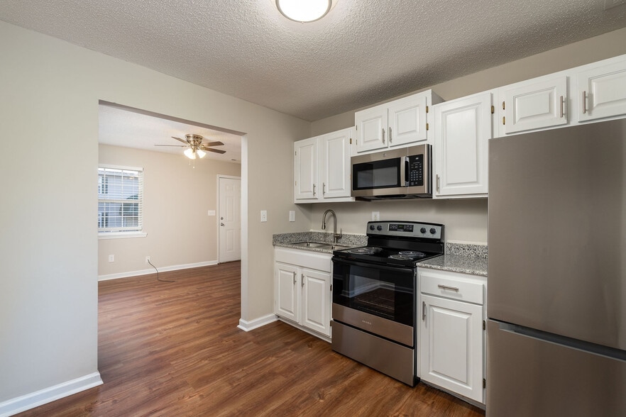 Building Photo - Axis on Roan