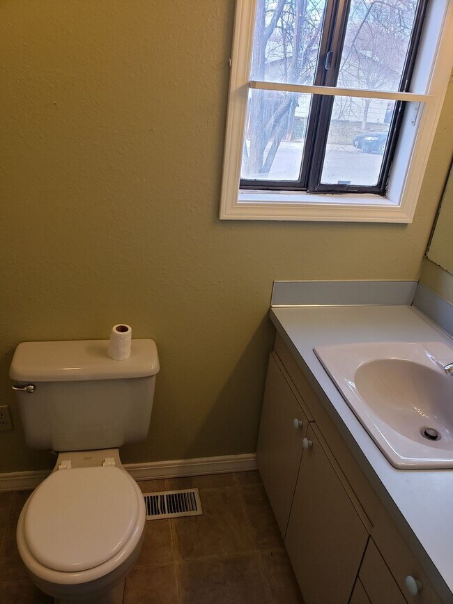 Building Photo - Available NOW - North End 3 bed 2 bath with a Fenced Yard
