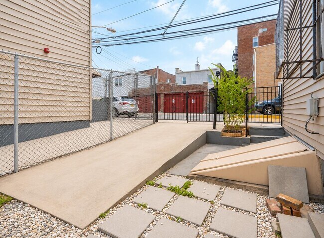 Building Photo - 814 28th St