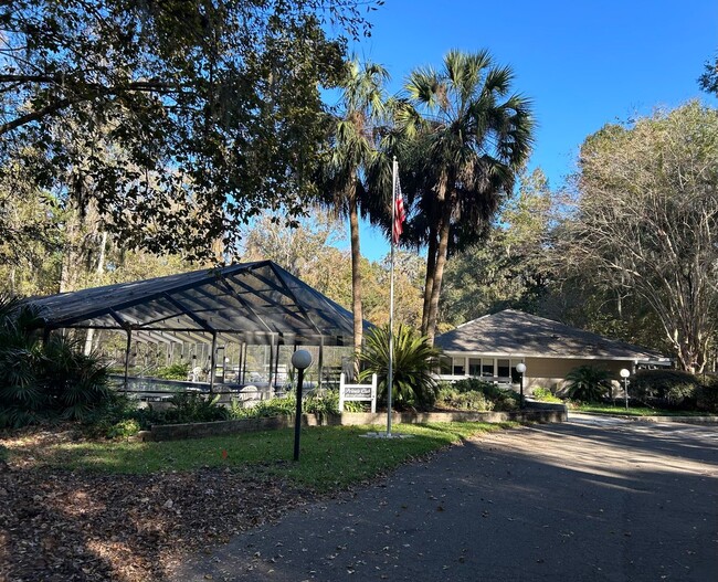 Building Photo - Vintage View 3/2 with Two Car Garage