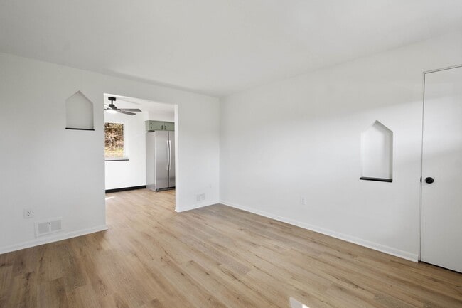 Building Photo - MOVE IN SPECIAL! SCORE HALF OFF 1ST MONTH'...