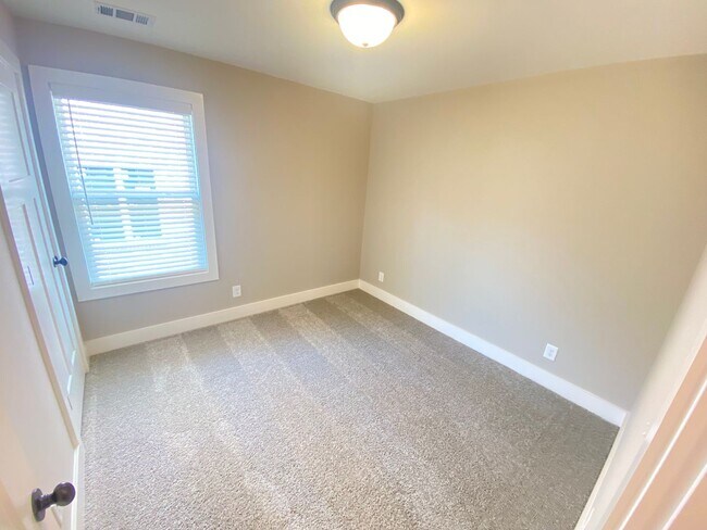 Building Photo - For Lease - 3BR, 2.5BA, 2300sqft home (Gallatin)