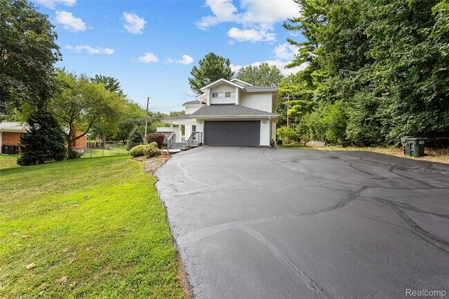 Building Photo - 6552 Orion Rd