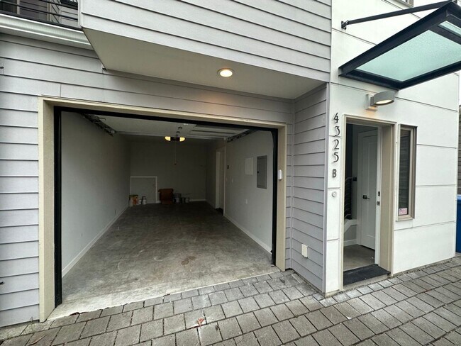 Primary Photo - 3Bd/3.25Ba Seattle House