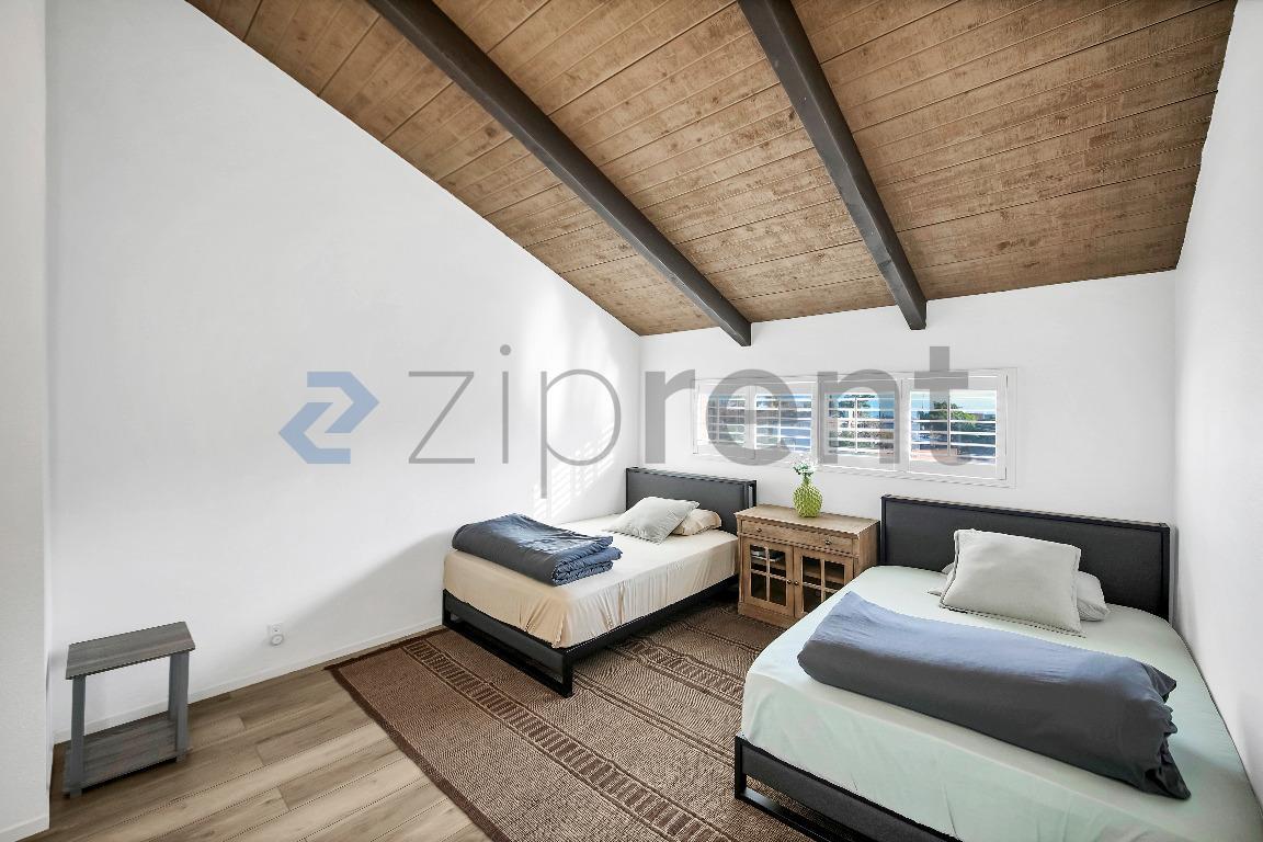 Building Photo - 10444 Canoga Ave