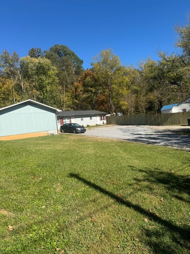 Building Photo - Maynardville 37807 - 2 bedroom, 1 bath apartment water included - Contact Lisa Vineyard and Shann...