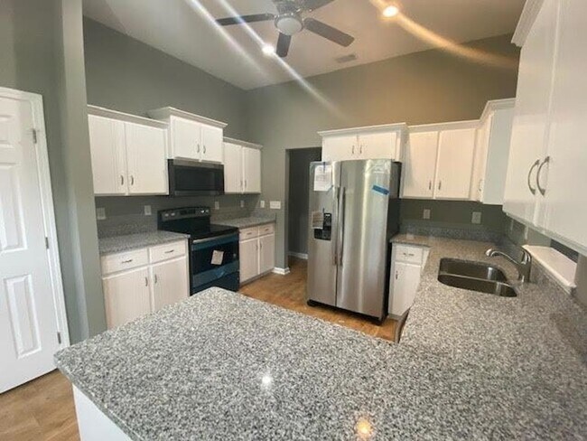 Building Photo - 4 Bed 2 Bath New Fenced in Yard In Kingsla...