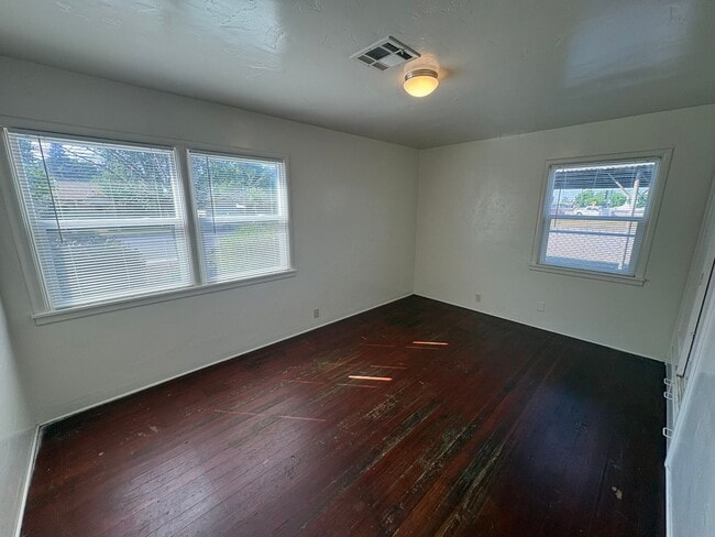 Building Photo - Cozy Home On Spacious Lot near Ballpark Rent Ready!