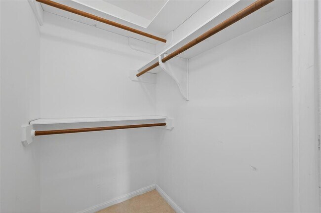 Building Photo - 663 Ravensworth Dr
