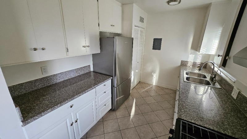 Building Photo - 7240 Woodman Ave