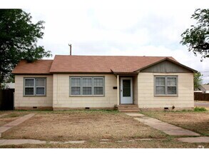 Building Photo - Beautiful House Located West Of University!