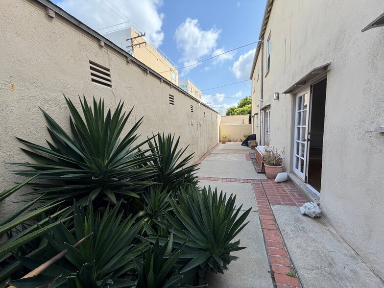 Building Photo - 9969 Robbins Dr