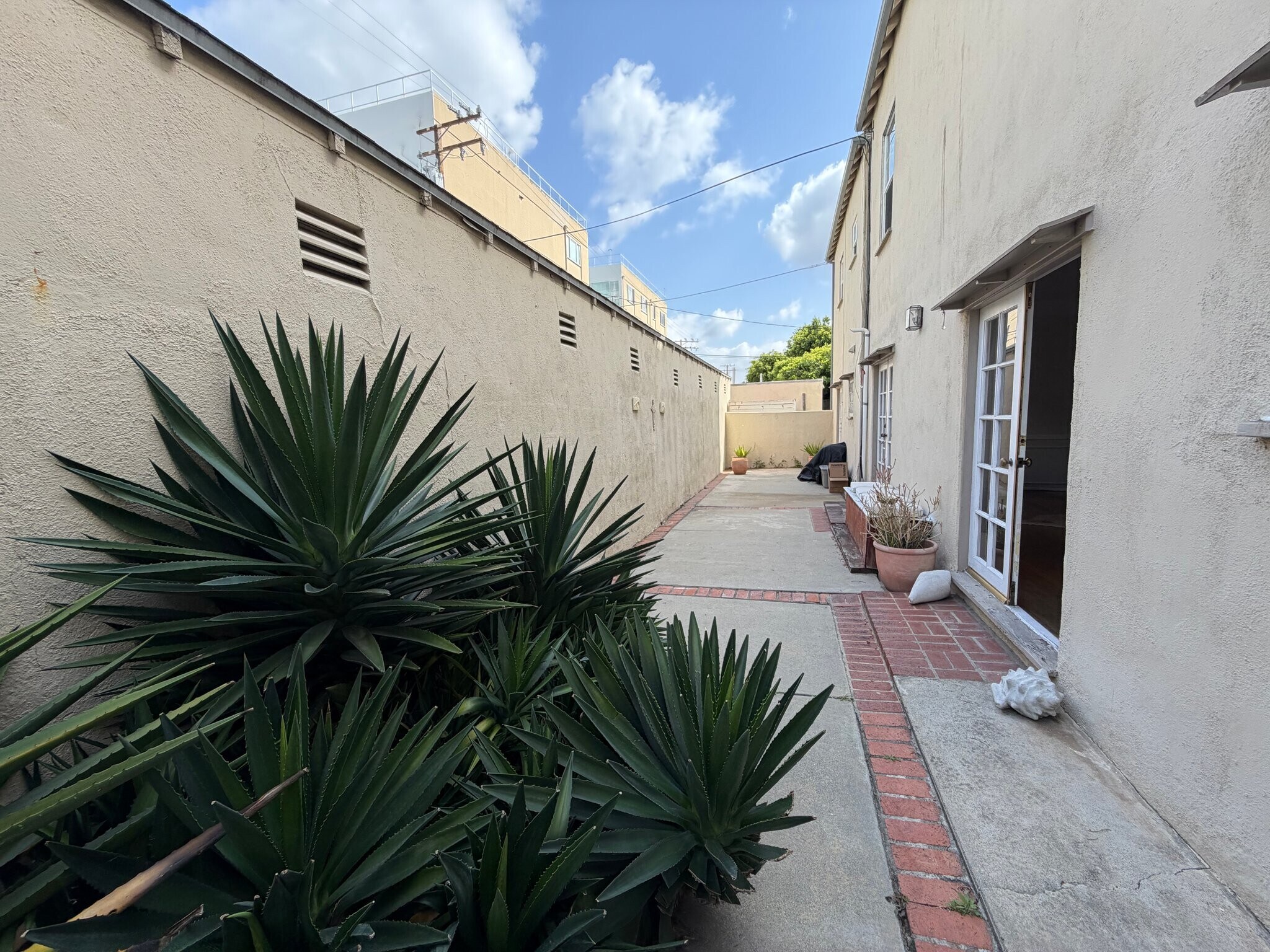 Building Photo - 9969 Robbins Dr