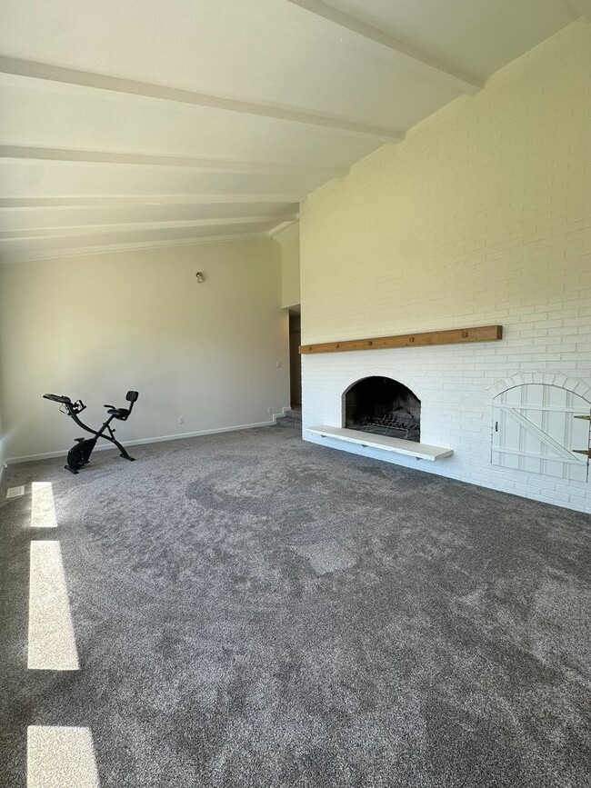 Building Photo - Stunning 3 Bedroom and 3 Bathroom Home, La...