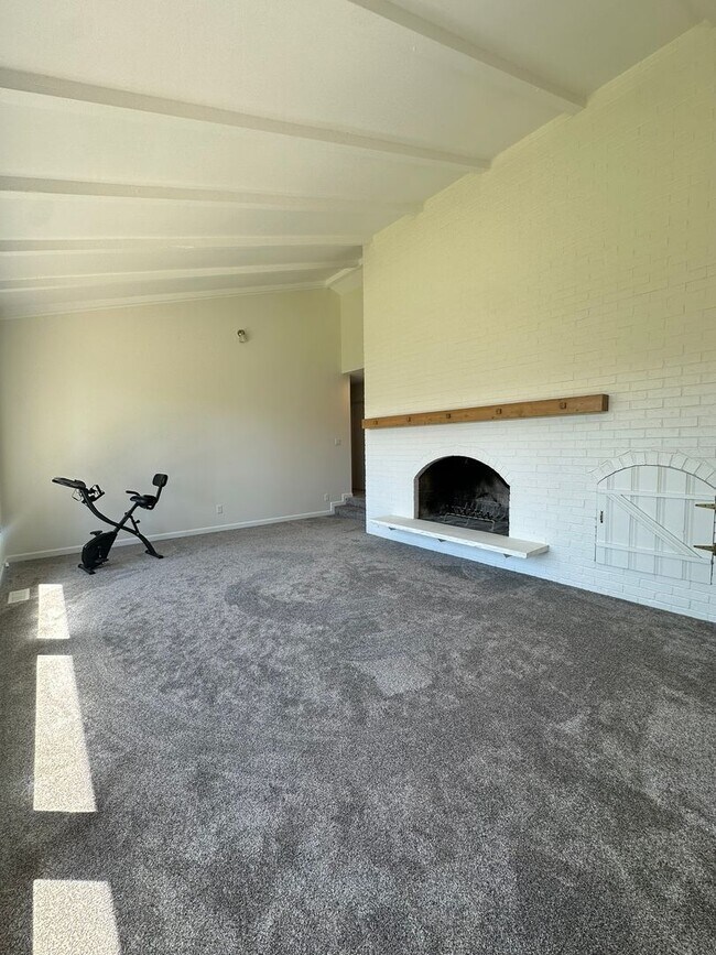 Building Photo - Stunning 3 Bedroom and 3 Bathroom Home, wi...