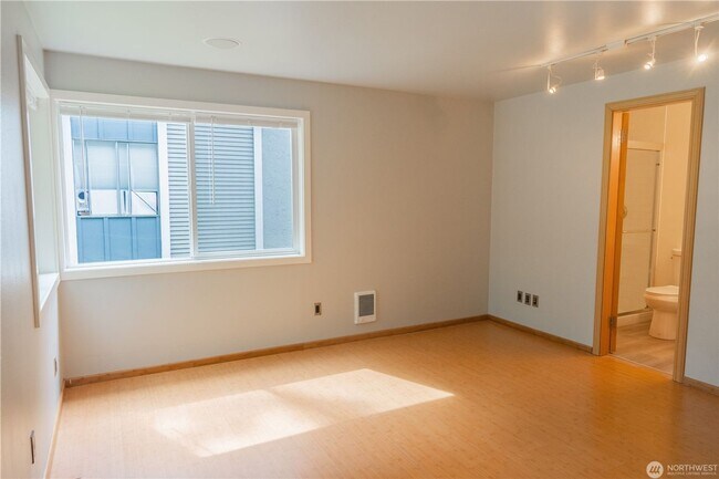 Building Photo - 1Bd/1Ba Redmond Condo