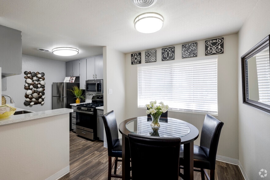 2BR, 2BA - 1,050SF - Dining Room - Oasis at Scottsdale