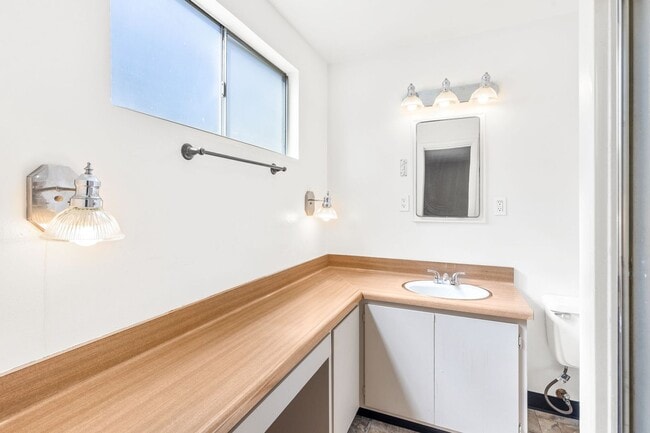 Building Photo - Charming Single-Level 3 Bedroom, 2 Bath Home