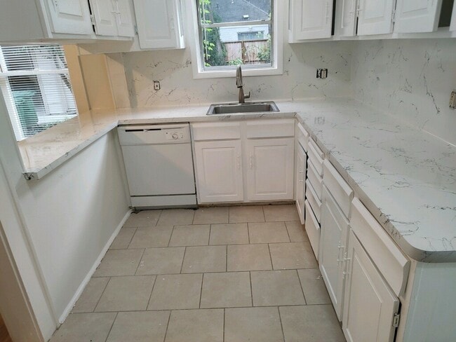 Building Photo - 2634 Peckham St